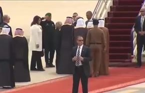 فيديو: جو مشحون من المطار، اوباما يصافح سفيره ومساعدته اولا!!