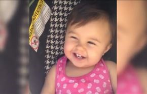 فيديو.. طفلة تثير ضحكات أمها بسبب تصرفاتها