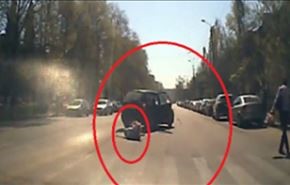 فيديو.. لحظة سقوط امرأة وطفلها من سيارة وسط الشارع