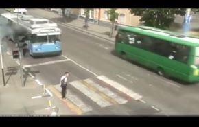 بالفيديو... سائق حافلة ينتقم من 