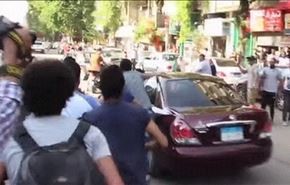 عبور خطرناک زن هوادار سیسی از بین معترضان +ویدیو