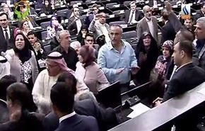 بالفيديو.. هتافات واحتجاجات تحت قبة البرلمان العراقي