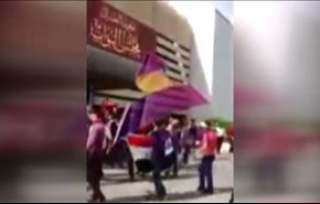 اول فيديو  من اقتحام المتظاهرين لمبنى البرلمان العراقي، واميركا تغلق سفارتها