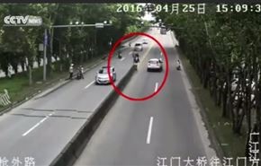 شاهد.. سائق دراجة نارية يسحل شرطي على الطريق