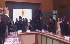 نبرد تن به تن در پارلمان ترکیه! +ویدیو