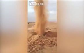 بالفيديو.. ثقب غريب في صحراء السعودية ينفجر كالبركان!
