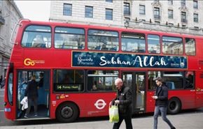 لماذا تضع حافلات لندن ملصقات كتب عليها 