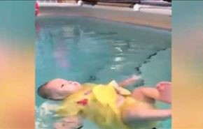 بالفيديو؛ لن تصدّقوا كيف تسبح هذه الطفلة الرضيعة!