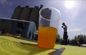 پرواز برای حفظ تعادل لیوان آب میوه+فیلم