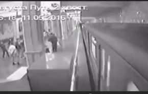 بالفيديو.. سيدة تلقي نفسها مع طفلتيها أمام المترو