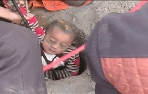 فداکاری برای بیرون کشیدن کودک 2 ساله از چاه +ویدیو