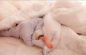 لهذه الأسباب تضع قدميك خارج الغطاء أثناء النوم!