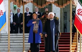 بالصور؛ الرئيس روحاني يستقبل نظيرته الكرواتية بطهران