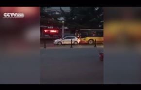 فيديو.. حافلة تمسح الشارع بسيارة ثم تدهس سائقها