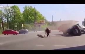 بالفيديو... نجاة امرأة وكلبيها بأعجوبة من حادث مروع