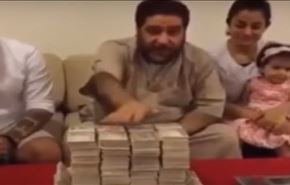فيديو.. كويتي يهدي حفيدته بعيد ميلادها الأول مالاً بقدر وزنها