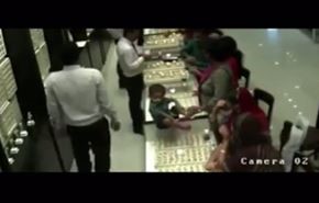 فيديو.. بائع ينقذ طفلا من سقوط مروع