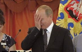 طفلة صغيرة تحرج الرئيس بوتين.. شاهد ردة فعله