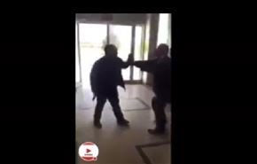 بالفيديو.. رد فعل عامل هدده رجل باطلاق النار عليه!