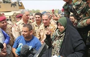 وزير الدفاع العراقي يكرم مقاتلة من صلاح الدين.. شاهد ماذا قالت!
