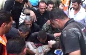 فيديو يقطع الانفاس: انتشال طفل حيا من انقاض القصف في حلب
