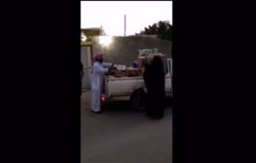 شاهد رد فعل رجل على شراء زوجته مستلزمات رمضان على شاحنة صغيرة