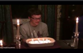 فيديو.. حلوى تشتعل في وجه شاب اثناء احتفاله بعيد ميلاده!