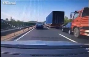 بالفيديو... شاحنتان تسحقان سيارة على طريقة 