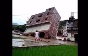 فرو افتادن ساختمان در رودخانه + ویدئو