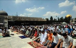 عشرات آلاف الفلسطينيين يصلون في المسجد الاقصى رغم القيود