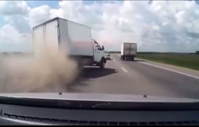 فيديو.. تجاوز خاطئ لسيارة يتسبب بانقلاب شاحنة
