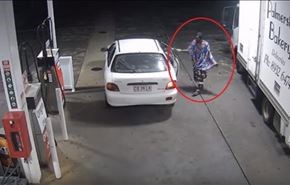 فيديو... لص يسرق سيارة أثناء دفع صاحبها ثمن الوقود!