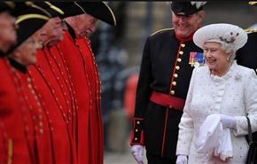 بالصور.. جندي ممدد أرضا باحتفال لملكة بريطانيا؛ والسبب!