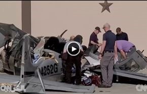 شاهد بالفيديو: لحظة سقوط طائرة على سيارة مركونة في المطار