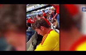فيديو طريف لمشجع ينام أثناء إحدى مباريات 