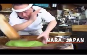 فيديو... لن تصدق ما الذي يفعله هذا الطباخ الياباني