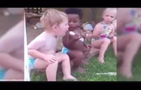 فيديو طريف... طفل يثير غيظ صاحبه بقطعة من المثلجات