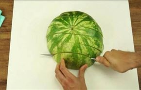 فيديو؛ طريقة مبتكرة لتقطيع البطيخ دون خروج اي سوائل منه