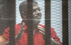 بالفيديو.. هذا ما فعله محمد مرسي عند سماع الحكم عليه