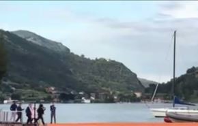 بالفيديو.. فنان يمنح الإيطاليين فرصة المشي على الماء!