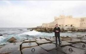 بالفيديو: مراسل قناة الجزيرة يتعرض لموقف محرج على الهواء!