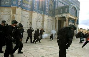 قوات الاحتلال تعتدي على المعتكفين في المسجد الأقصى