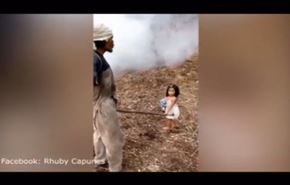 فيديو رائع.. طفلة تقود والدها الأعمى يوميا للعمل