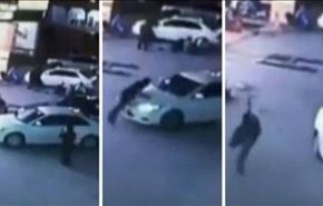 فيديو... لص يسرق سيارة أمام صاحبها الواقف بجانبها