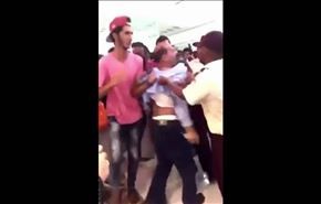 بالفيديو؛ مصري مقيم يضرب امرأة سعودية في جدة