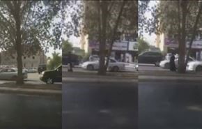 بالفيديو... لصان يسرقان سيارة بعد أن خدعا سائقها