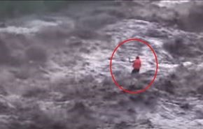 بالفيديو... انقاذ صياد بطريقة عجيبة من الطوفان!
