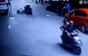 فيديو/ أراد الانتحار من مبنى.. فسقط على سائق دراجة نارية!