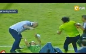 بالفيديو.. مدرب كرة مصري يعتدي على مصور ويحطم كاميرته