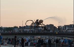 بالفيديو.. عنكبوت آلي بارتفاع 13 مترا يتجول في شوارع فرنسا